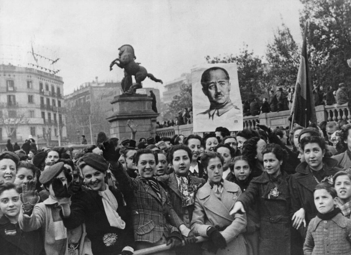 Barcelona Crowd Waiting For Franco Troop