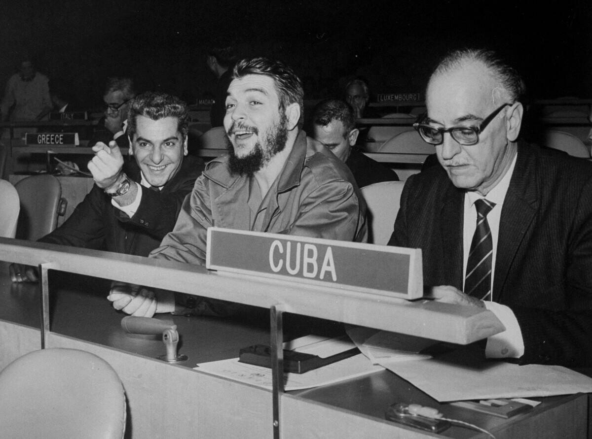 Ernesto (Che) Guevara (center) at a meeting of the United Na