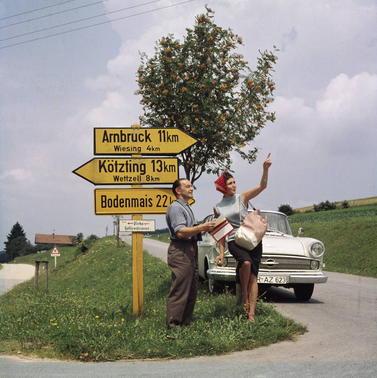 Germany - Bavaria - : going on a jouney with a car; couple have a break - 01.07.1955