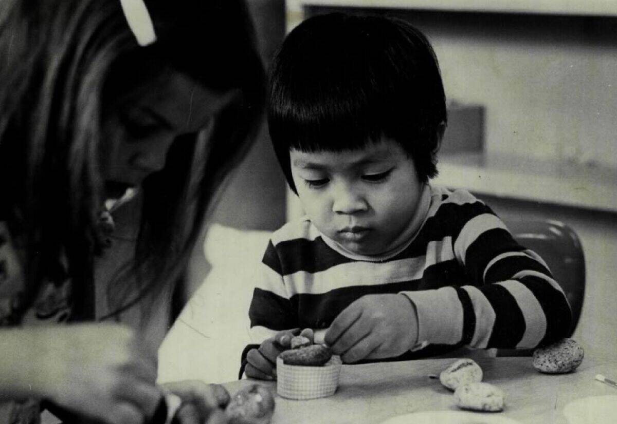 MAY 1976, JUN 3 1976, JUN 9 1976; Conrad Bui Places 'Pet Rock' in Basket at Emerson School; Credit: