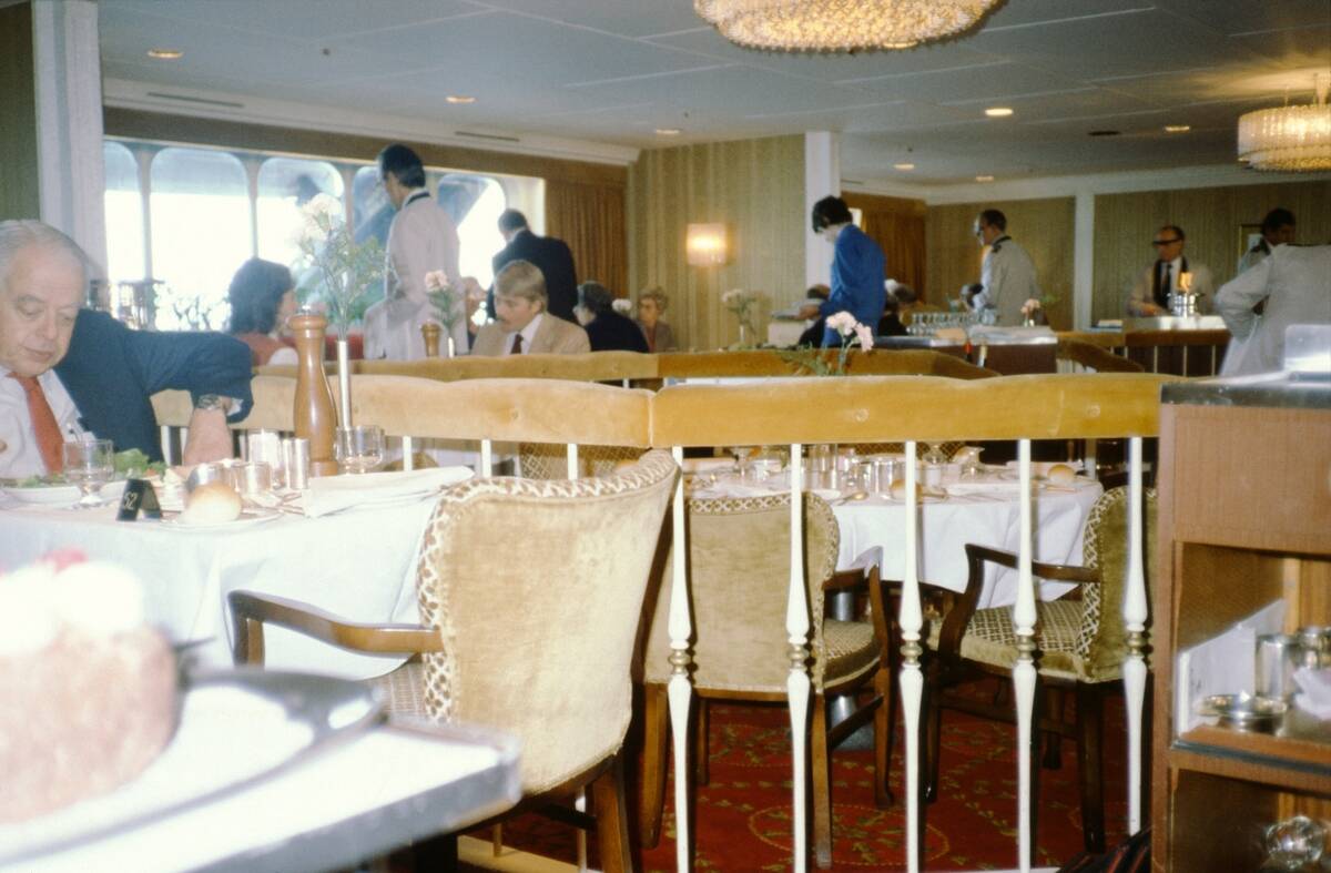 Qe2 Dining