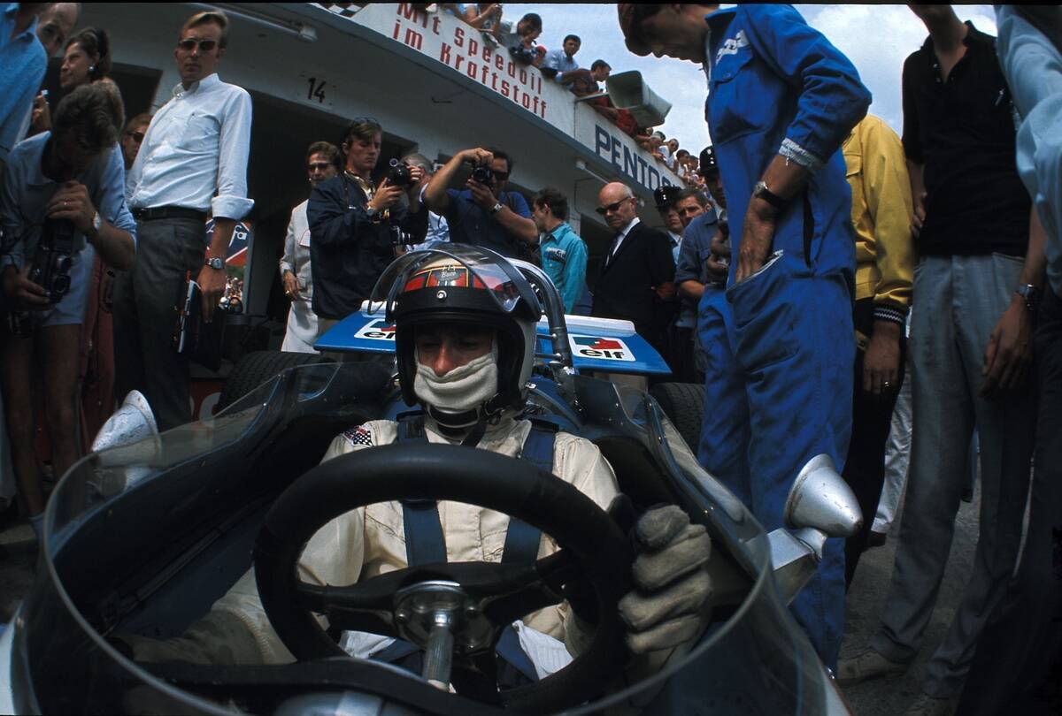 Stewart, Jackie - Rennfahrer, in seinem Wagen a.d. Nuerburgring