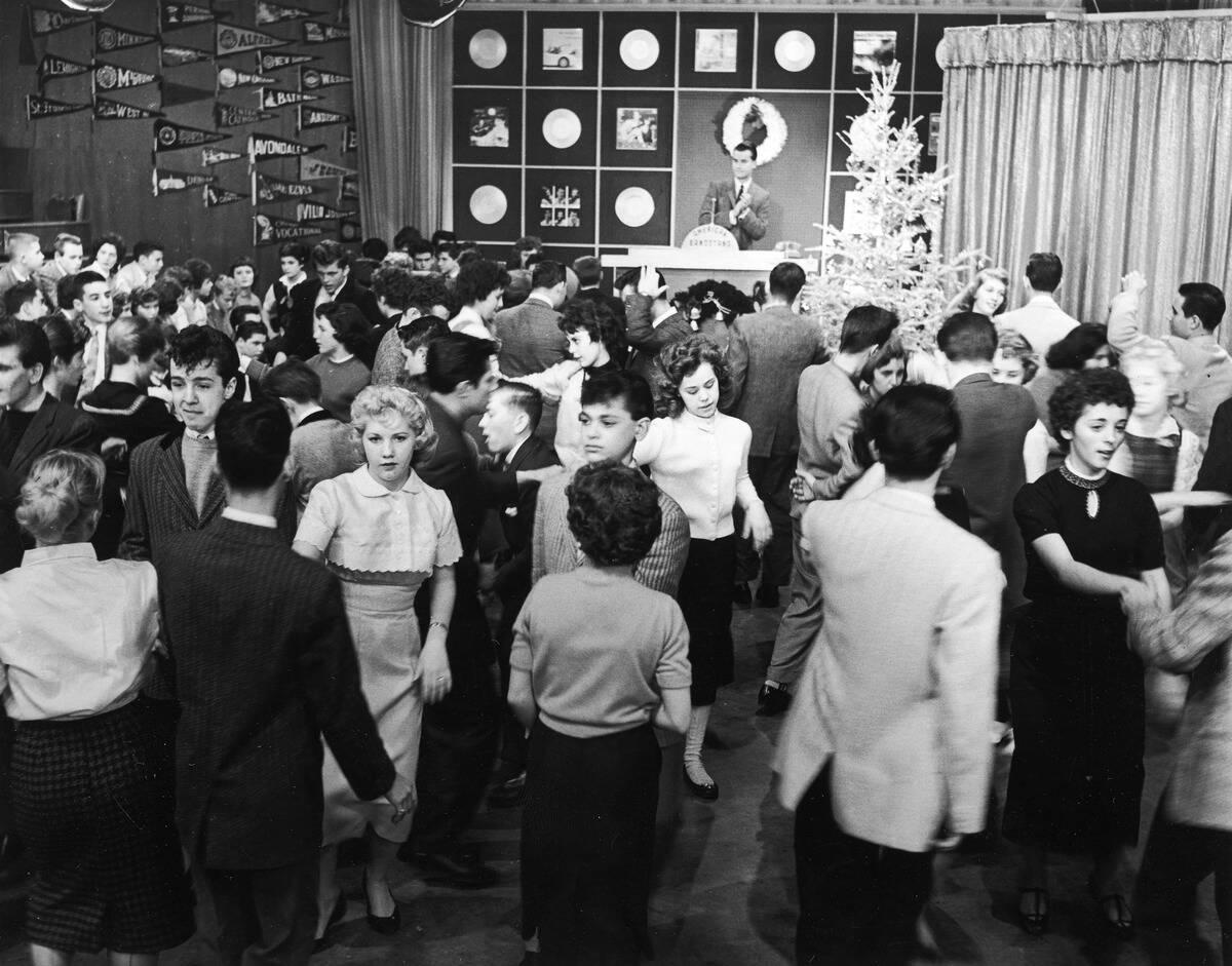 Teens dance on 'American Bandstand'