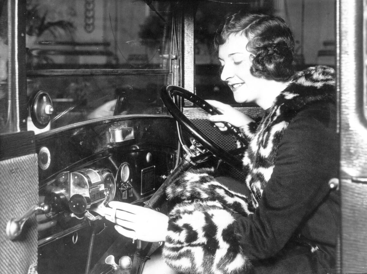 Women pictures Ashtray conveniently mounted in the car for smoking and car-driving women - 1928 - Vintage property of ullstein bild
