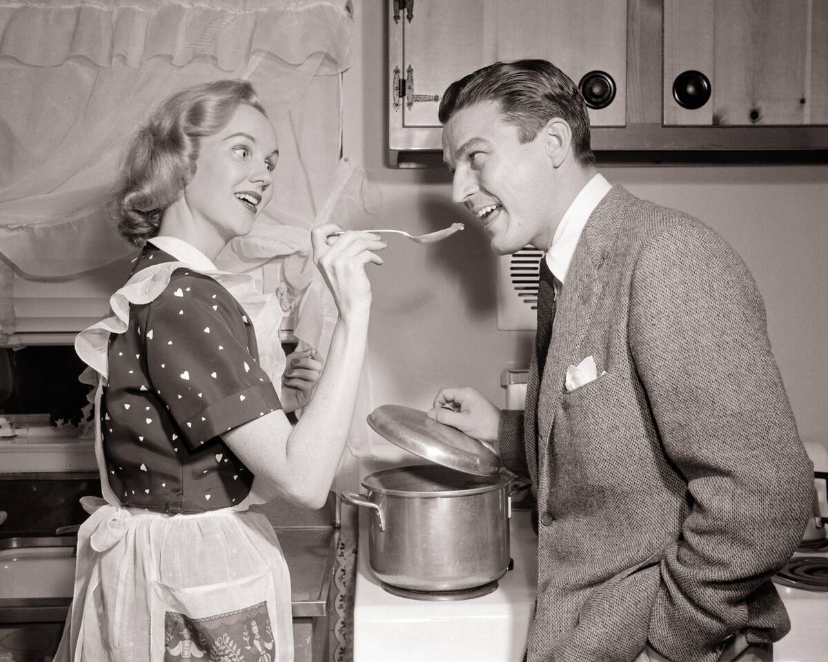 1950s Woman Housewife In Pr...