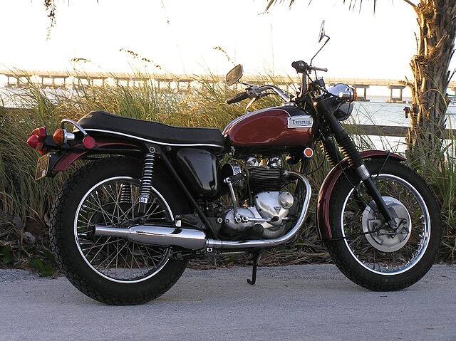 640px-1971_Triumph_Daytona