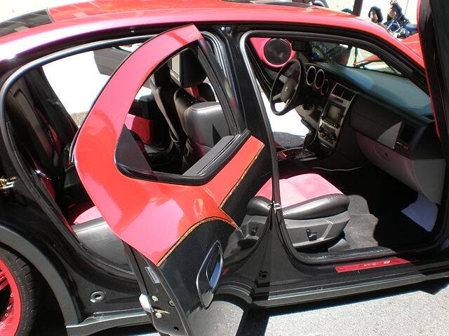 640px-2006_modified_Dodge_Charger_SRT-8_side_2