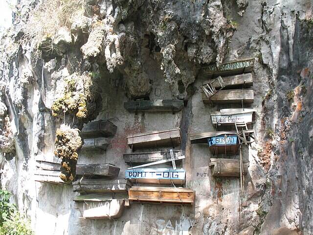 Hanging_Coffins_of_Sagada,_Mountain