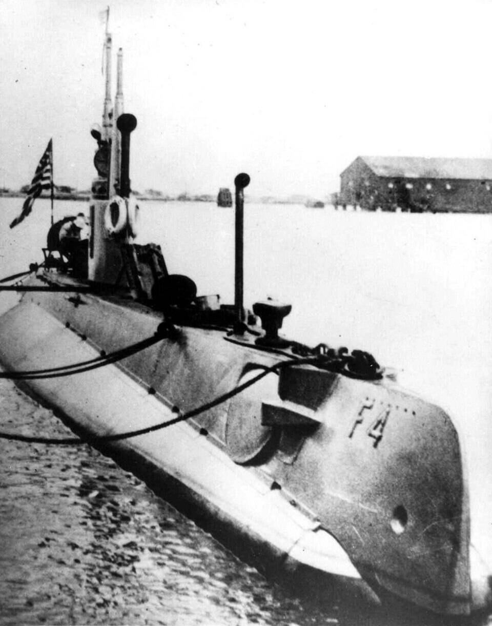 USS_F-4_(SS-23)