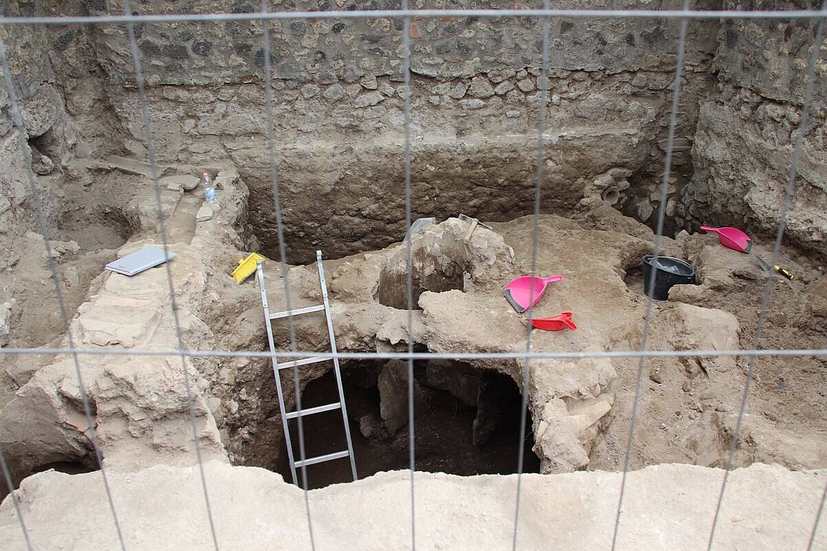 Pompeii_Ruins_Excavation_(48442523327)