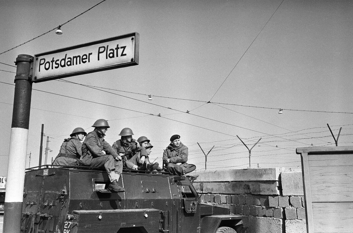 Berlin Wall construction 1961