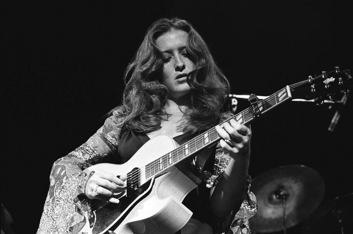 Bonnie Raitt Performs Live