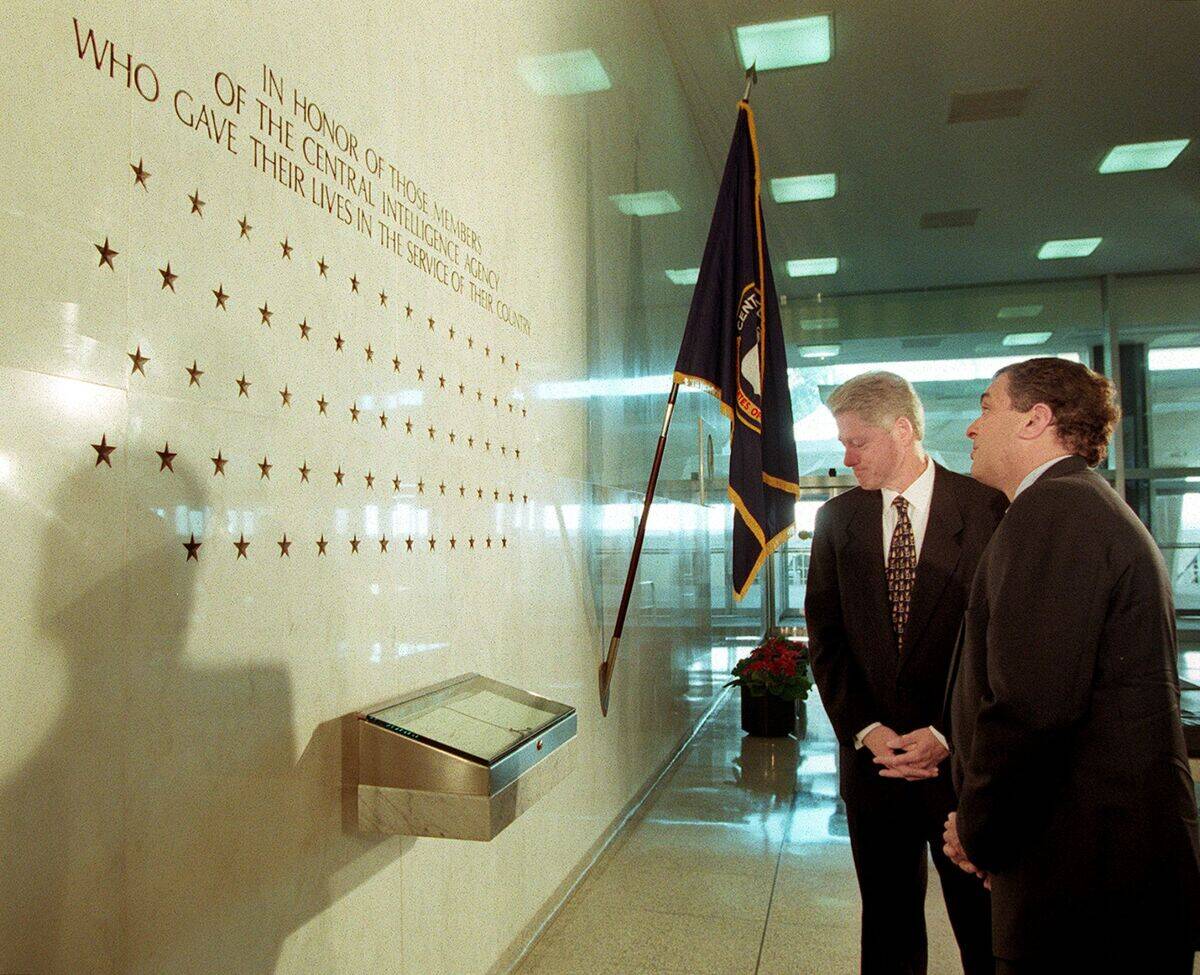US President Bill Clinton (L) and Central Intellin