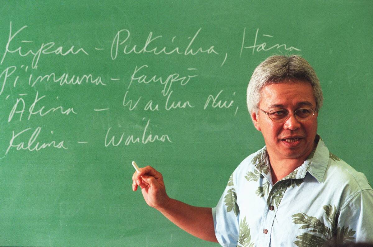 018964.ME.1102.kimura2.rm Photo shows Larry Kimura who teaches a entry level Hawaiian language cours