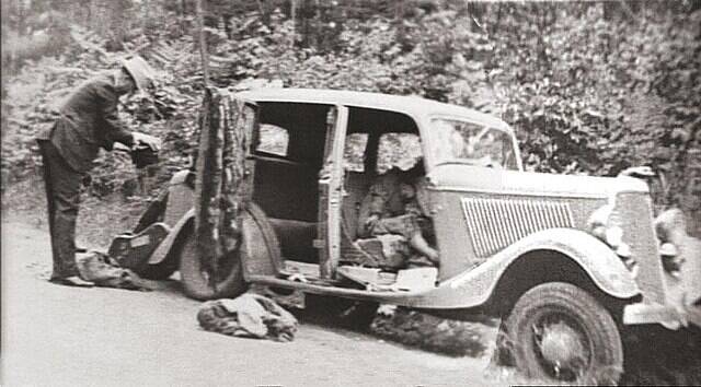 1934_Ford_V-8_containing_the_remains_of