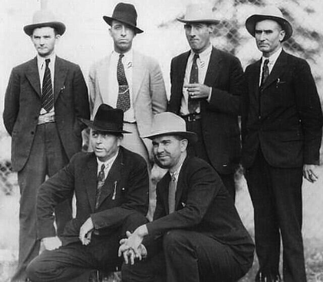 Bonnie_Parker_and_Clyde_Barrow_posse_in_1934