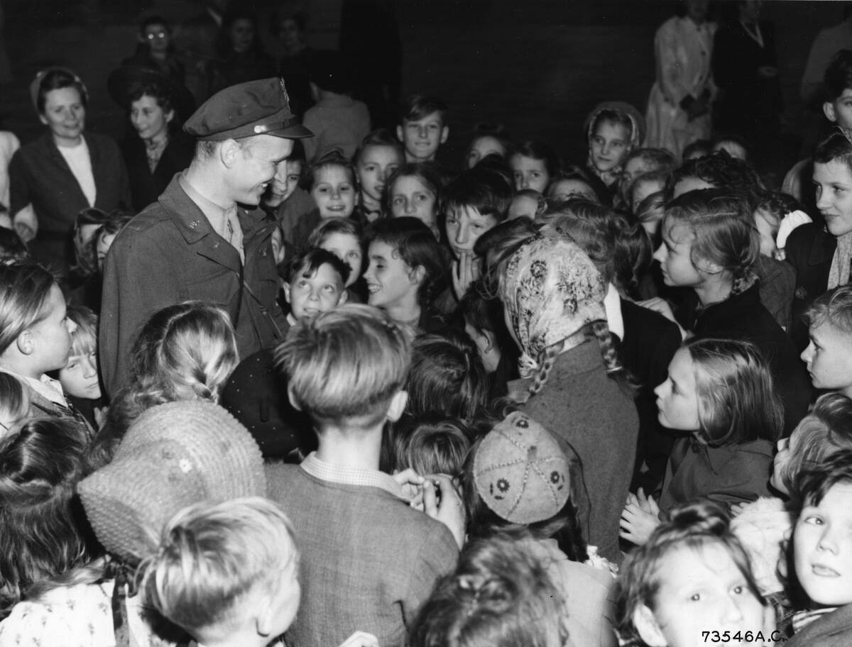 Berlin Airlift - Halvorsen With Kids