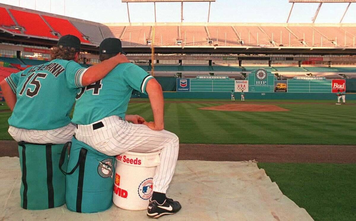 Florida Marlins head coach Rene Lachemann(L) and p