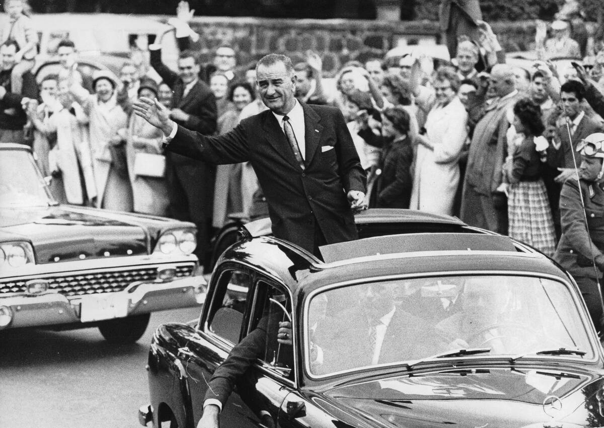 Germany, West-Berlin. Visit of Lyndon B. Johnson and Lucius D. Clay after the building of the wall. Johnson in the car.