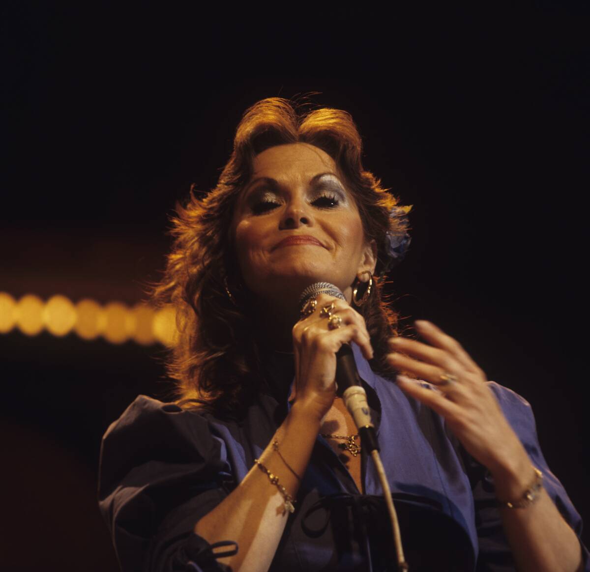 Jeannie C Riley Performs On Stage