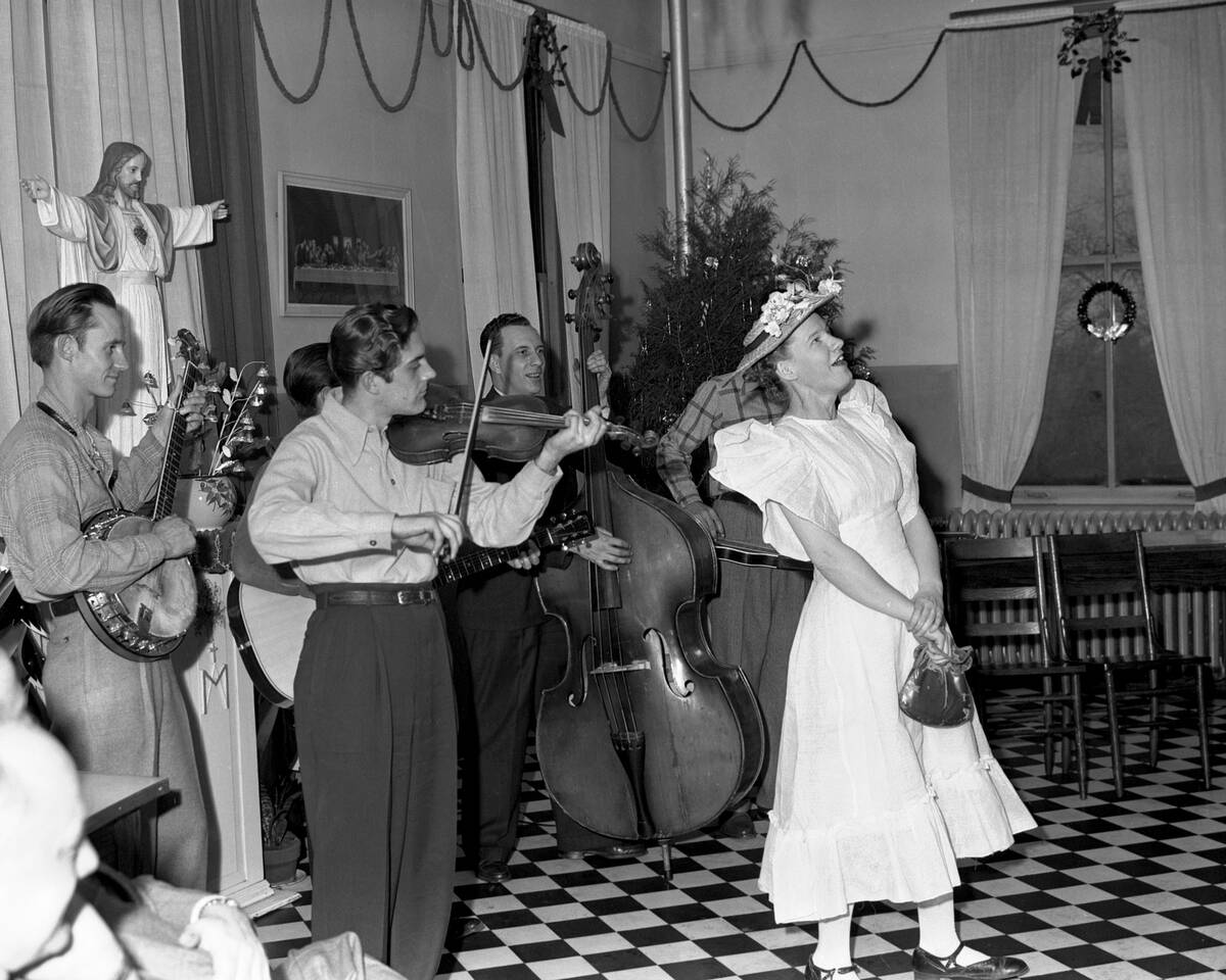 Minnie Pearl Sings At Christmas Party In Nashville