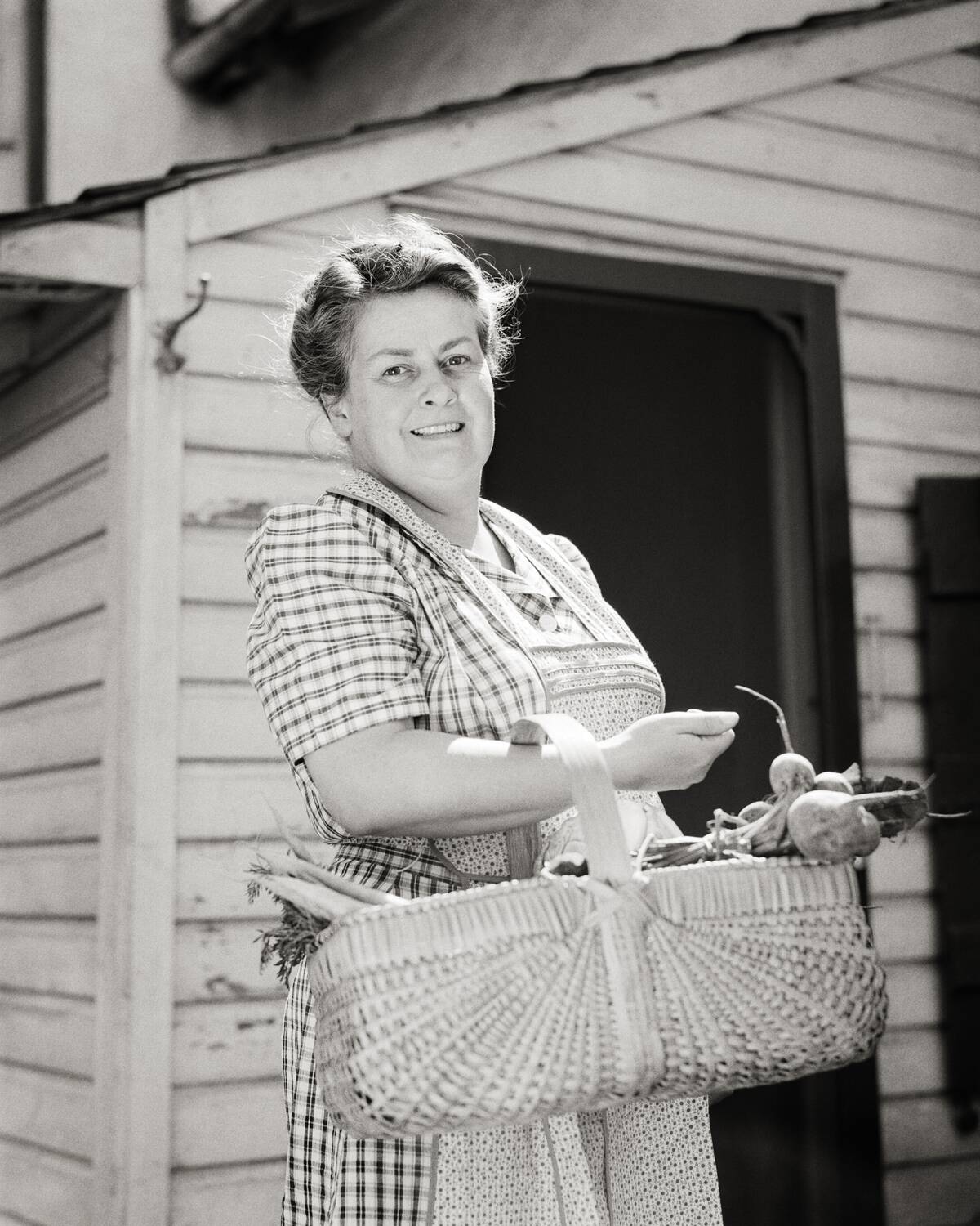 1940s PORTRAIT SMILING