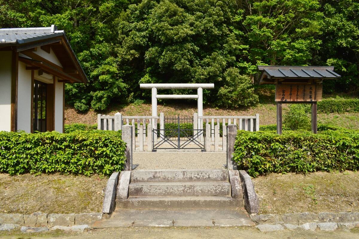 Hashihaka-kofun_entrance-2