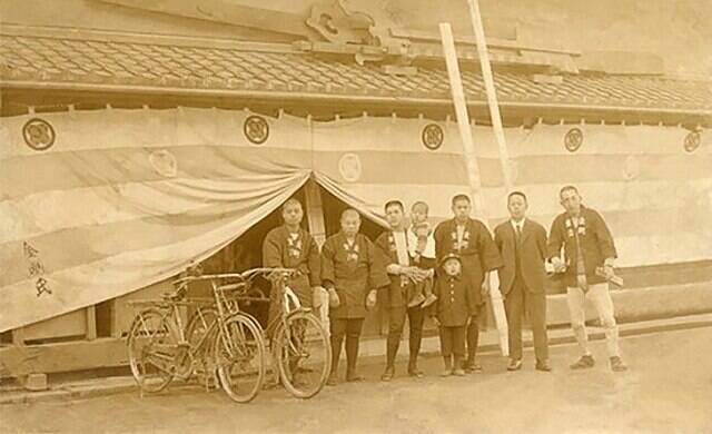 Kongo_Gumi_workers_in_early_20th_century