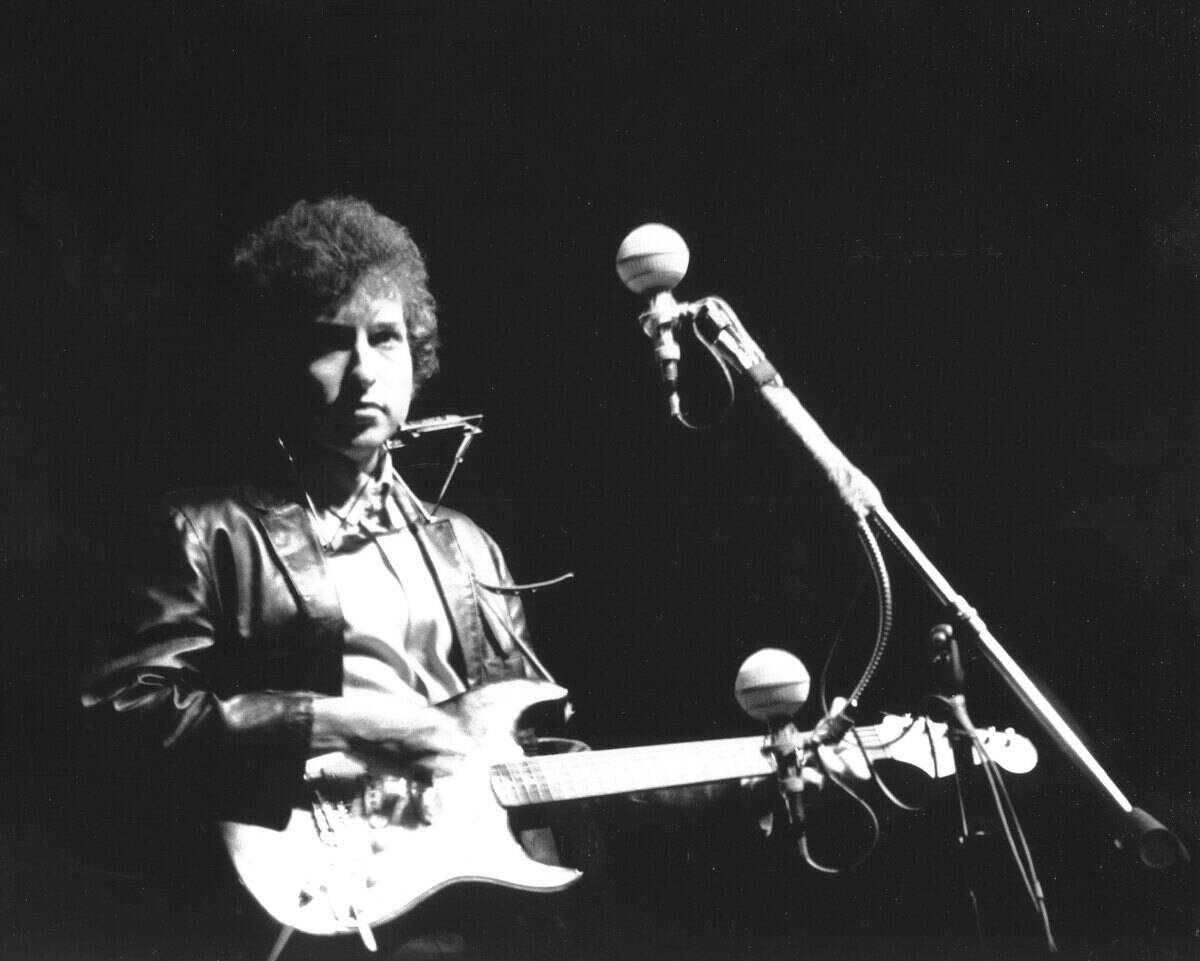 Bob Dylan Goes Electric