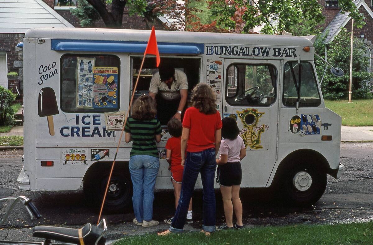 Bungalow Bar Ice Cream Truck & Customers