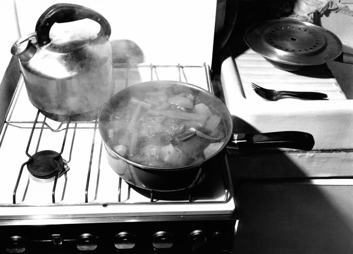Casserole sur le feu dans une cuisine