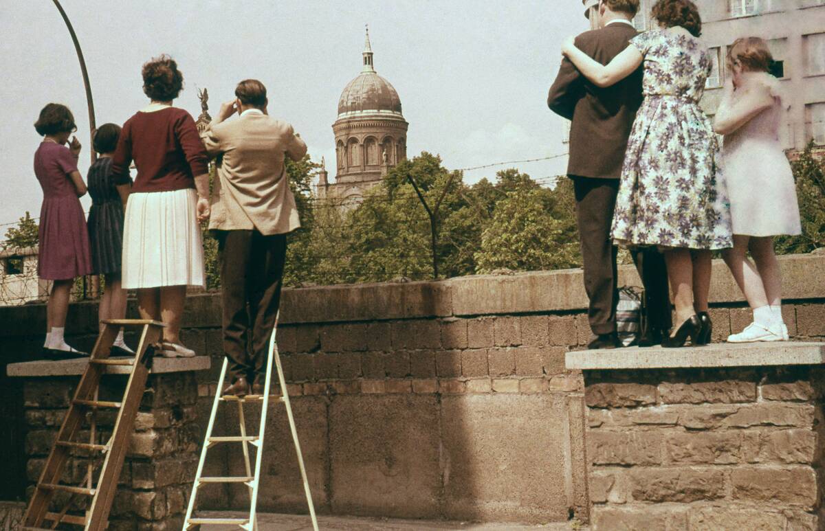 DEU, DDR, Berlin, Menschen schauen über die Berliner Mauer