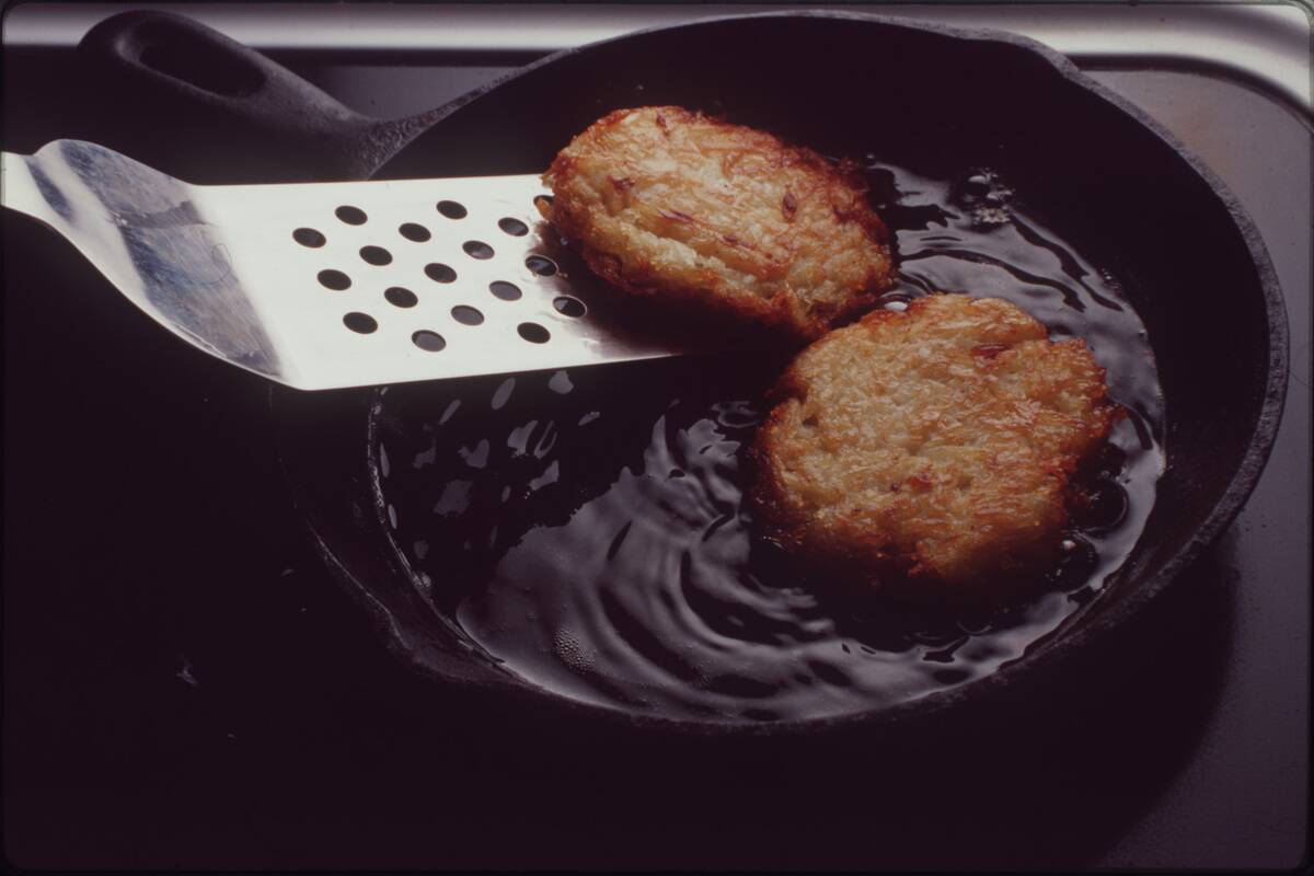 LATKES02-C-18OCT01-MG-LH--Latkes, traditional Hanukkah hash-brown potatoes. (PHOTOGRAPHED BY LIZ HAFALIA/THE SAN FRANCISCO CHRONICLE)