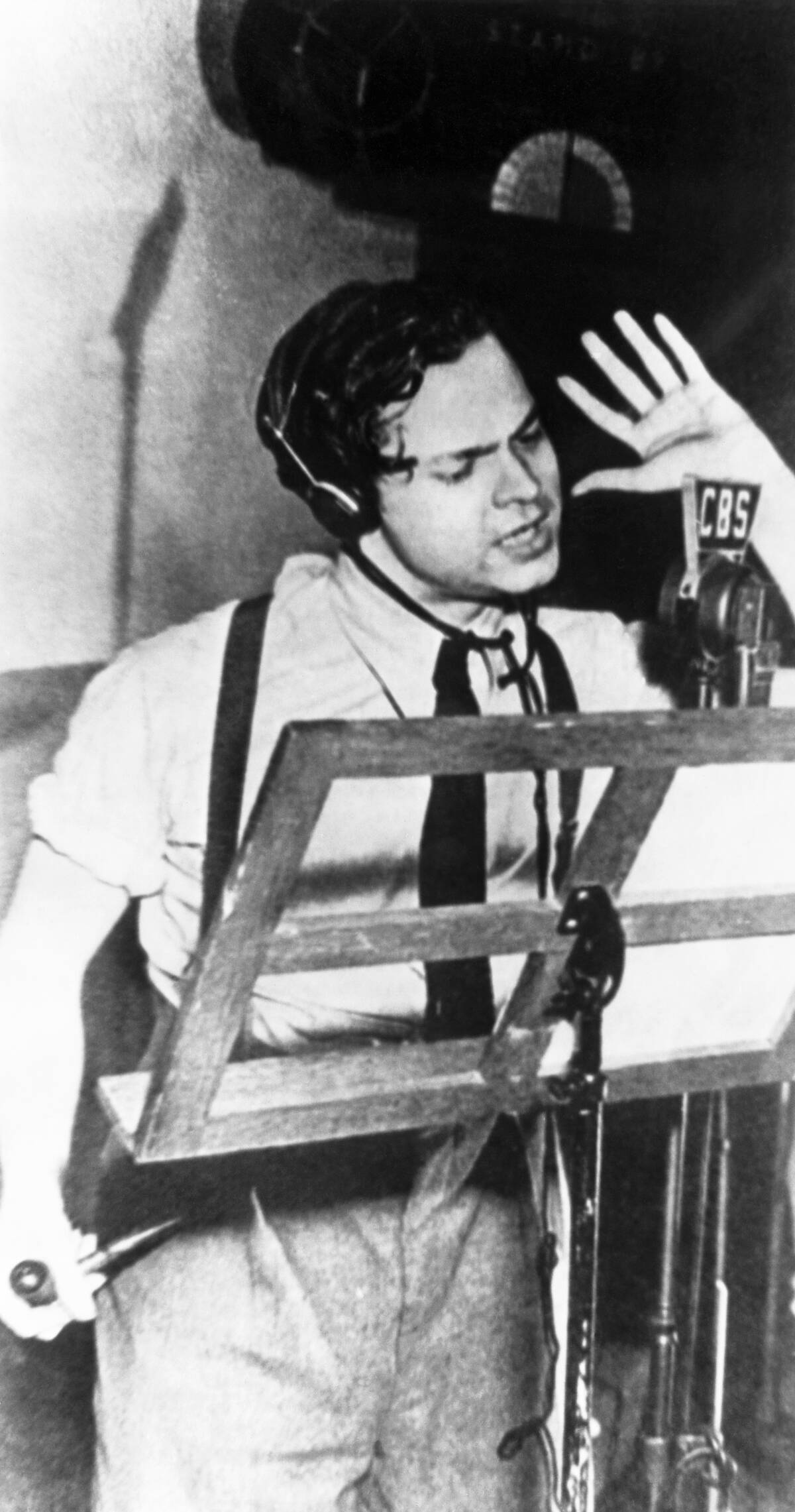 Orson Welles Broadcasting The War of the Worlds