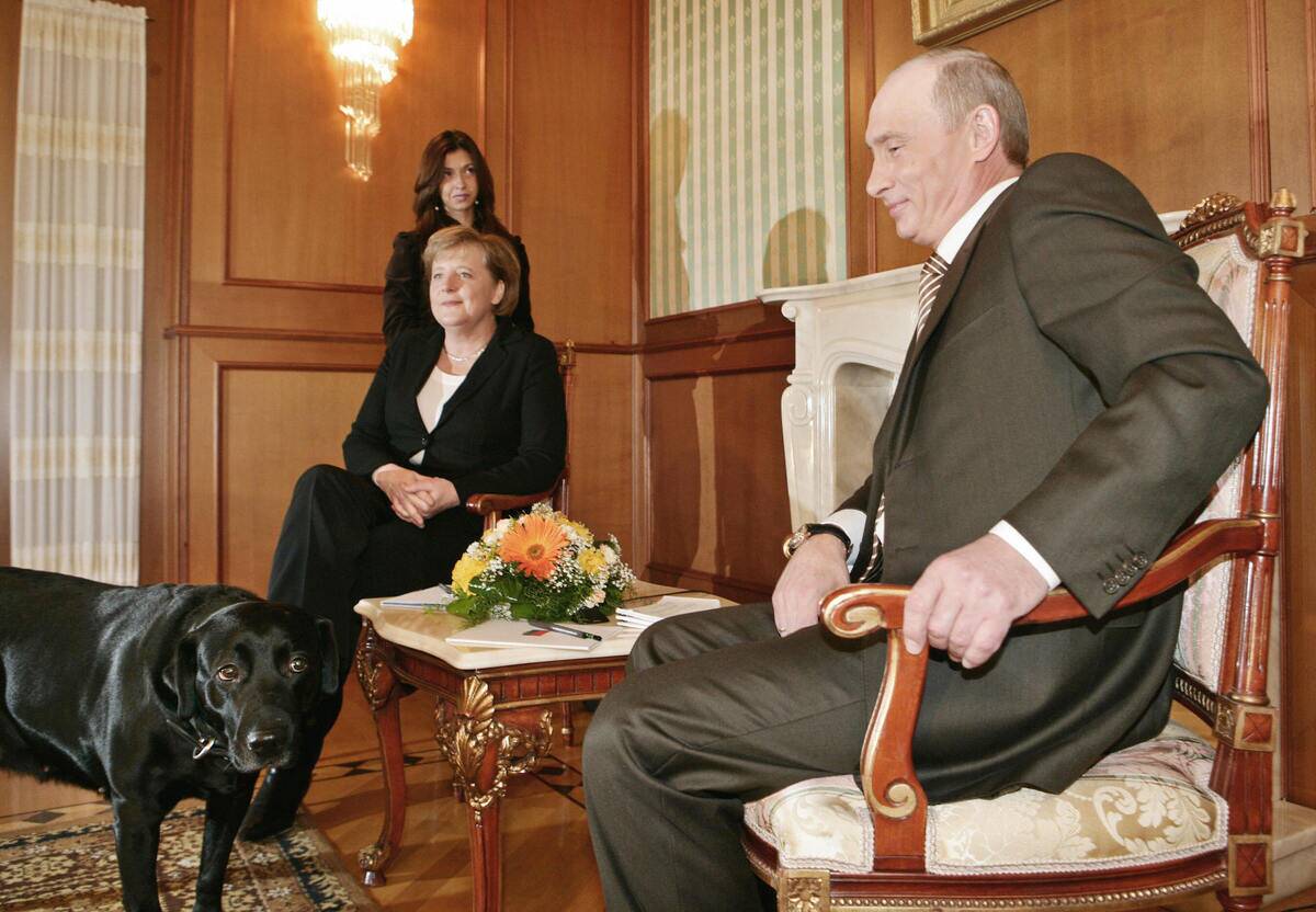 Russian President Vladimir Putin (R) and