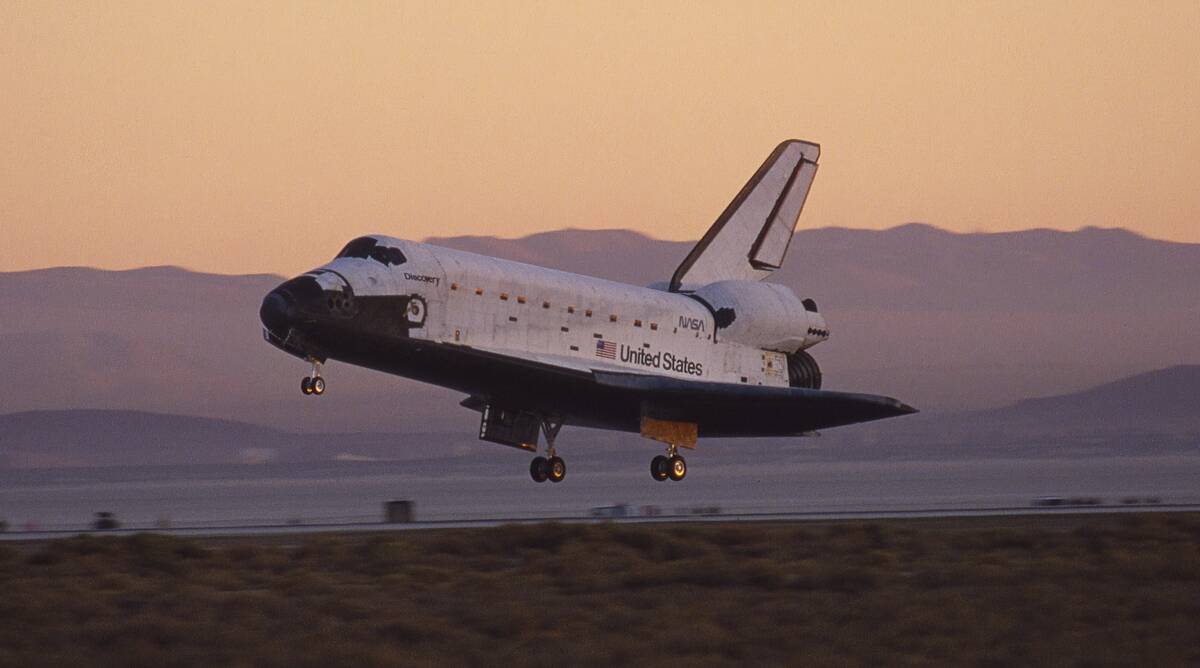 Space Shuttle Discovery Lands at Edwards AFB