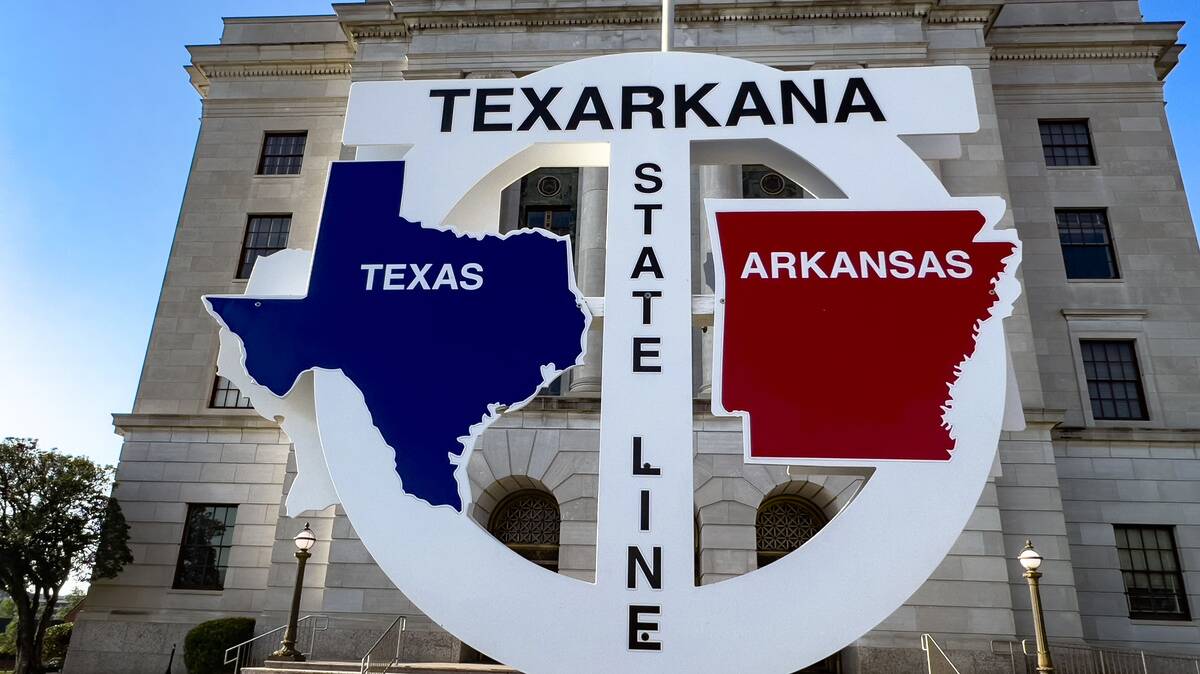 Texarkana, the stateline between Texas and Arkansas with Federal Post Office behind
