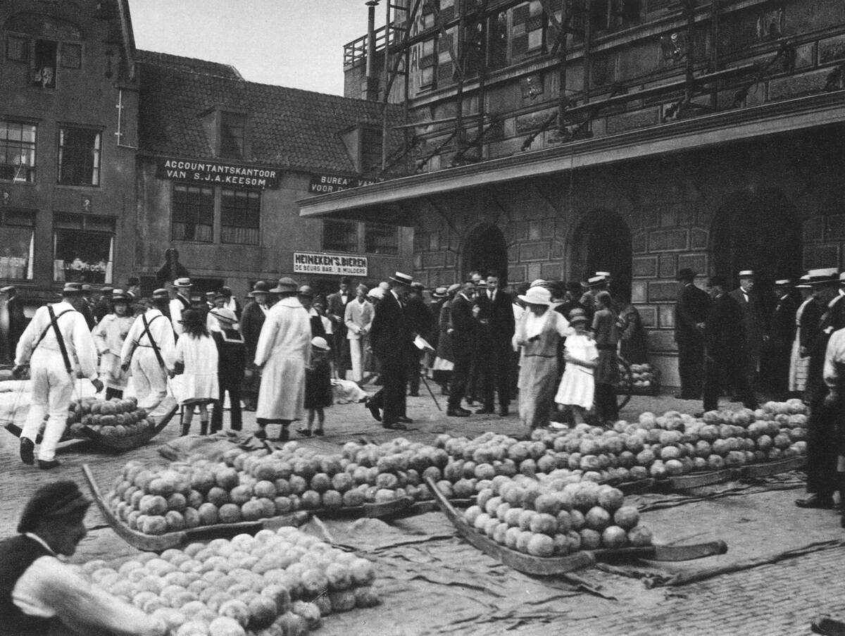 The cheese market on Friday, Alkmaar, Netherlands, c1934.