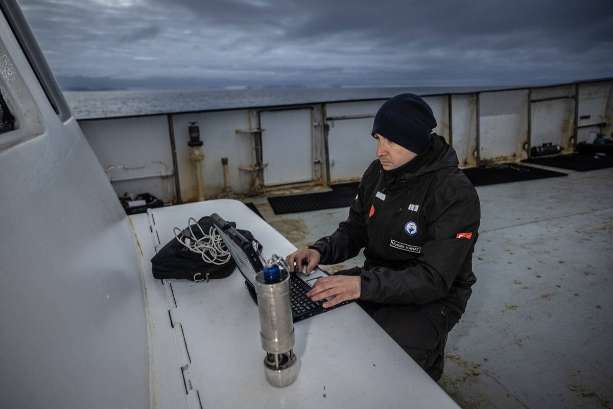 Turkish scientific team conducted observations and measurements of the interpolar atmosphere and ocean