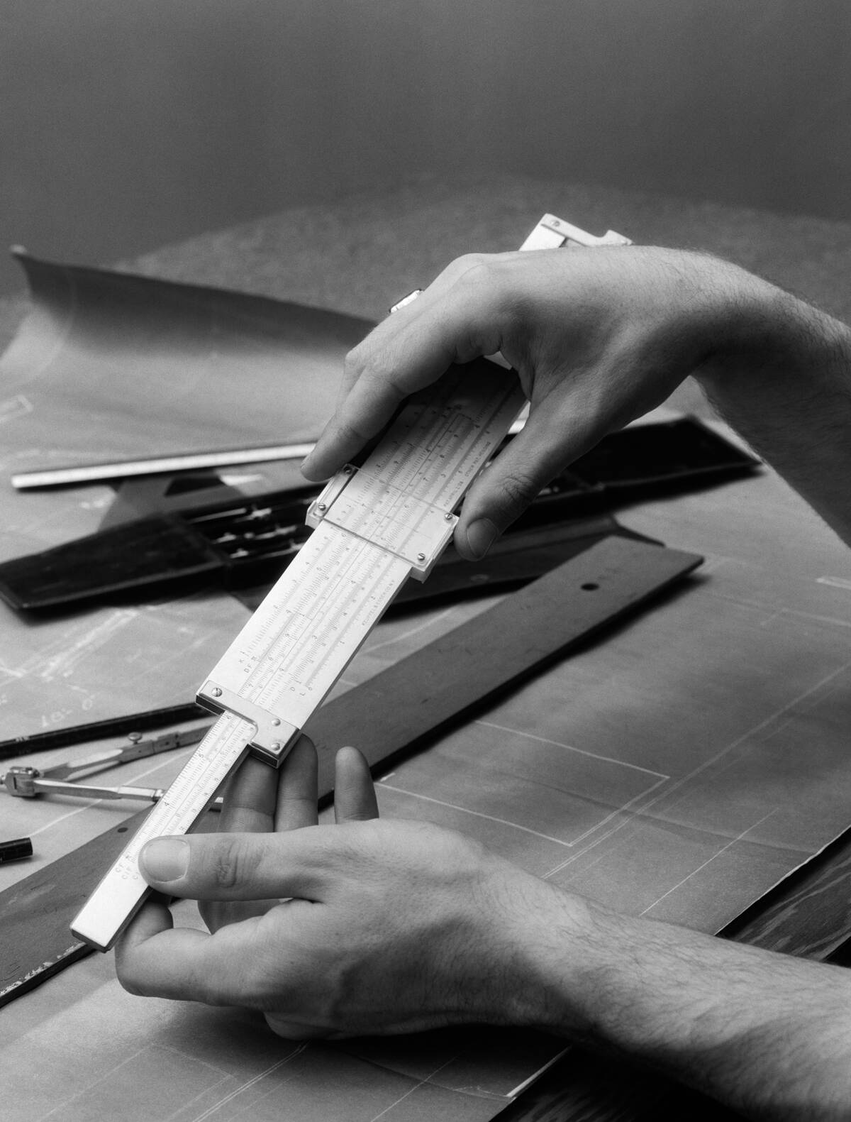 1930s MAN'S HANDS USING...