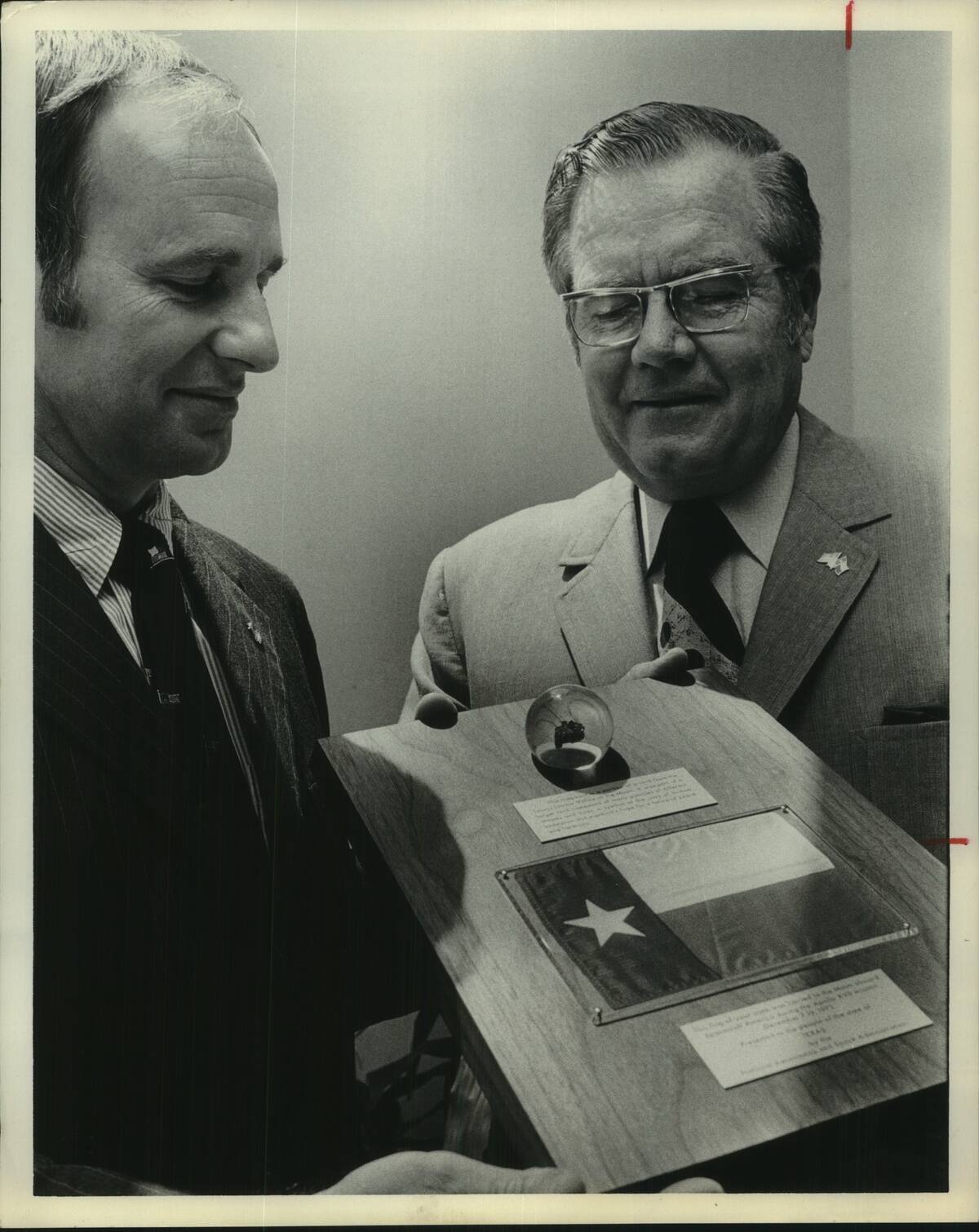 1974 Press Photo Astronaut Alan Bean presents Governor Dolph Briscoe with plaque