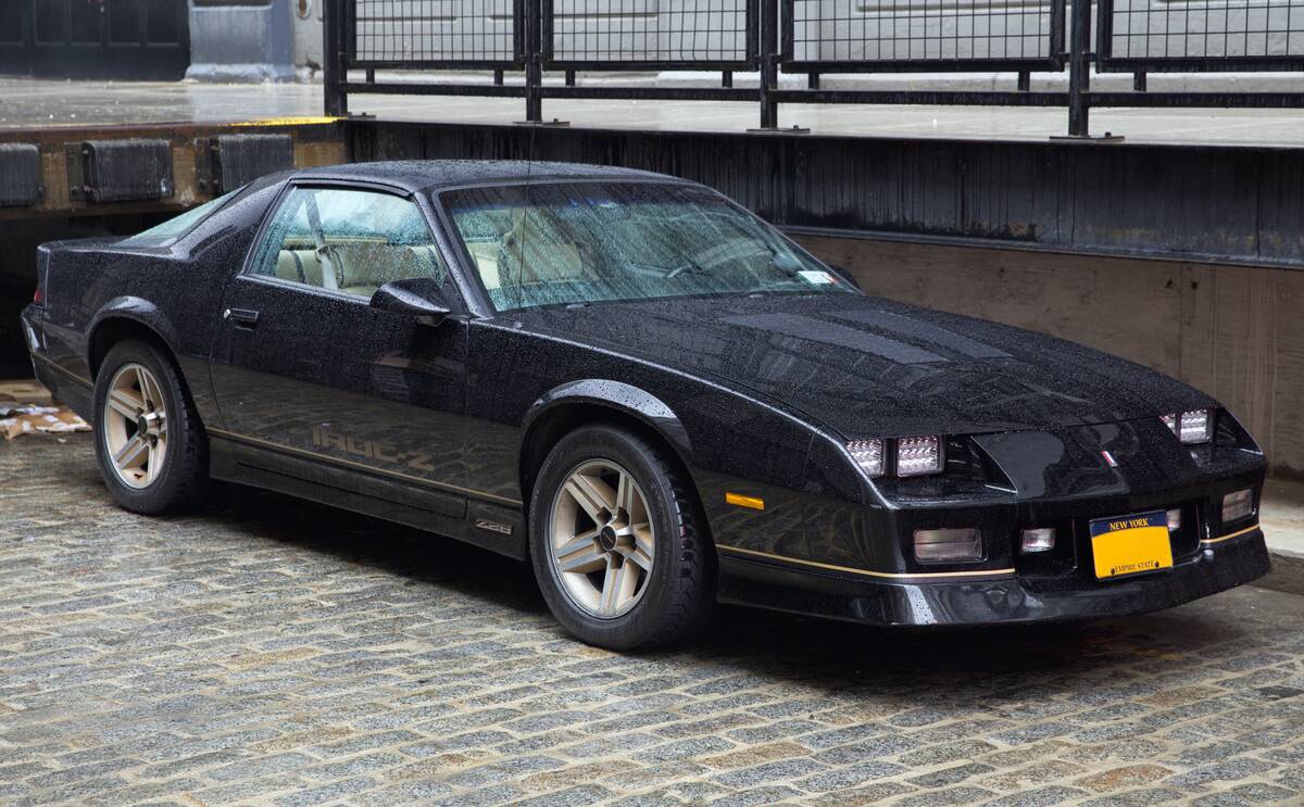 1986_Chevrolet_Camaro_IROC-Z,_Black_with_Gold_decals,_front_right