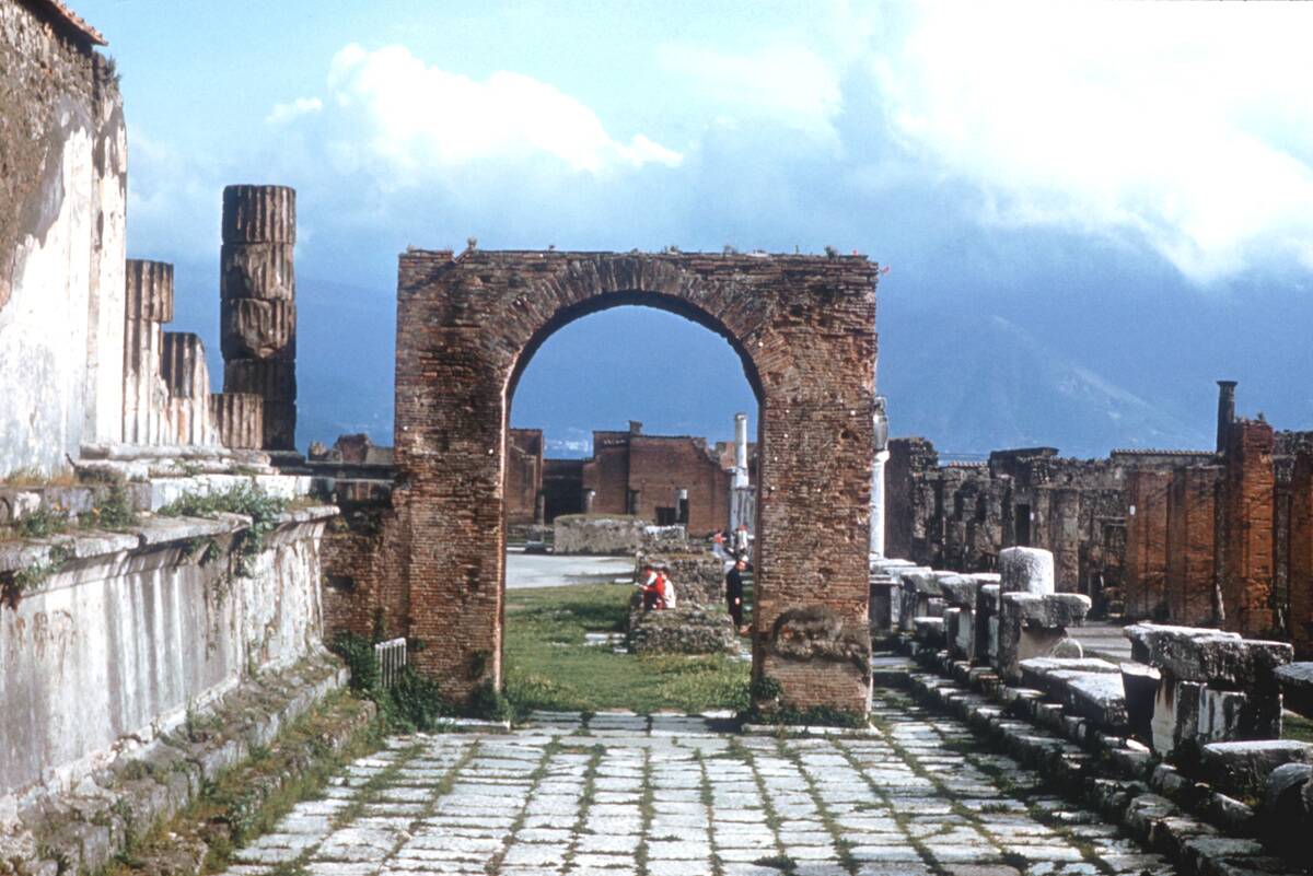 Arch and walkway, Pompeii, Ancient Rome, 1st century AD.