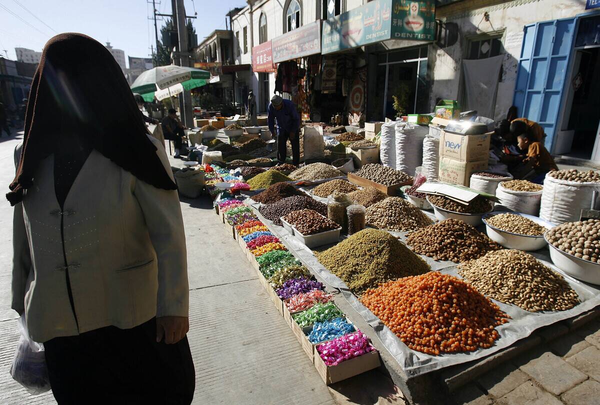 CHINA-XINJIANG-KASHGAR-BURKHA-FRUITS