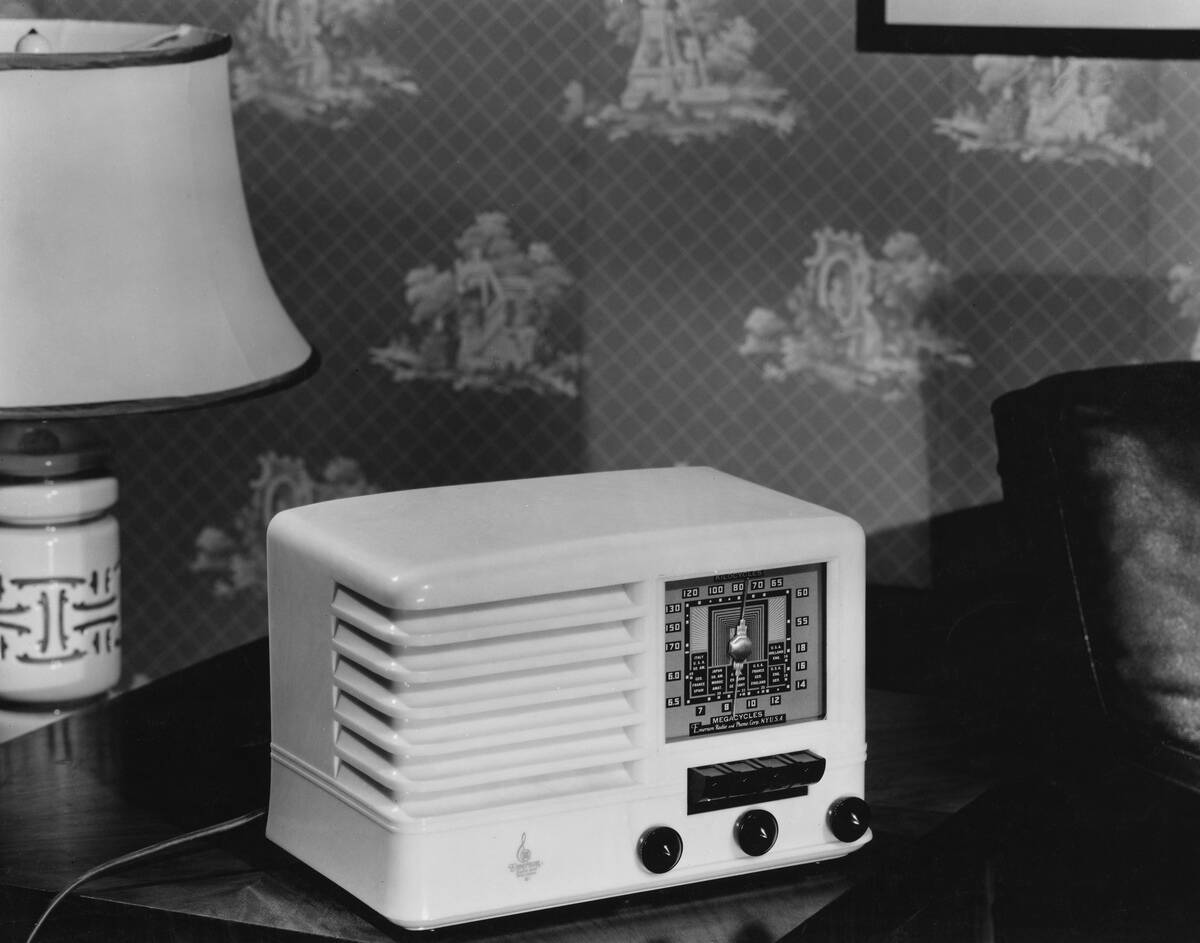 Emerson CY269 Vacuum Tube Radio