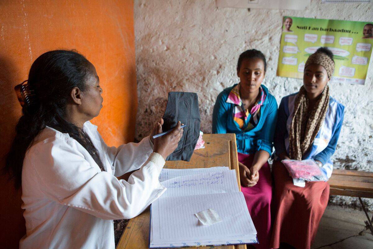 ETHIOPIA-HEALTH-EDUCATION-GIRLS-PAD