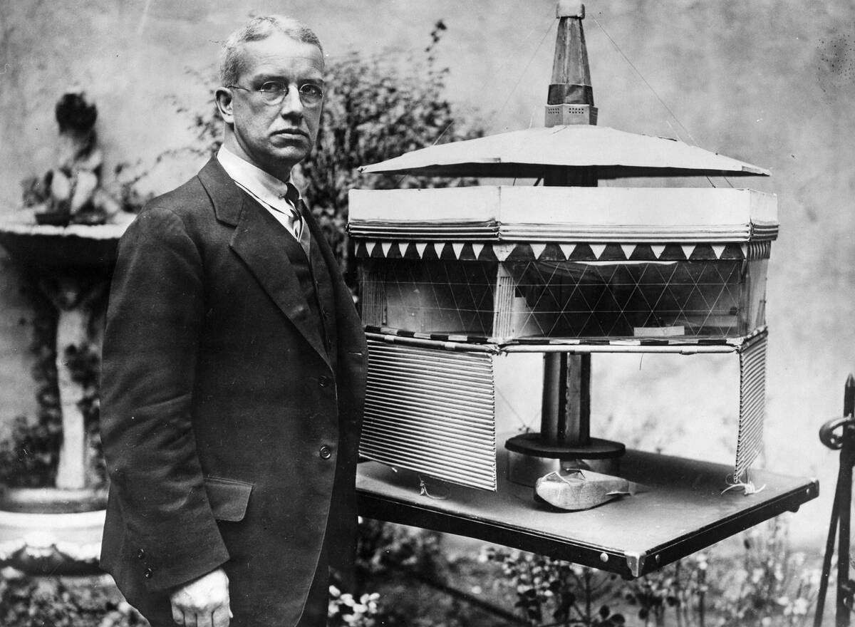 Fuller, Richard Buckminster *10.07.1895-01.07.1983+Architect, USAstanding beside his draft of a house of the 21st century- 1931