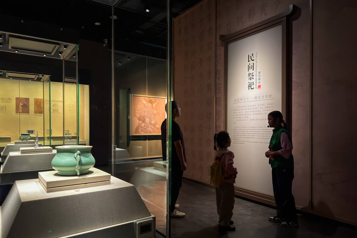 Guide Explains Southern Song Dynasty Celadon Porcelain to Visitors