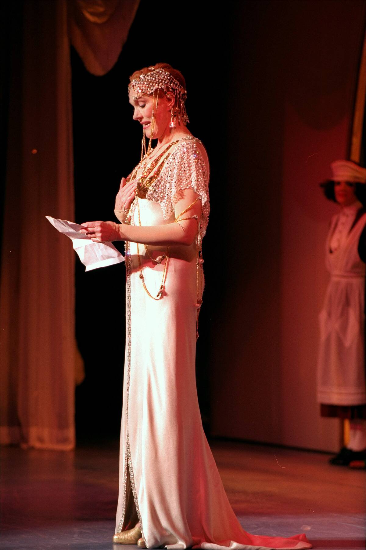 Julie Andrews on stage at Victoria Victoria where she announ