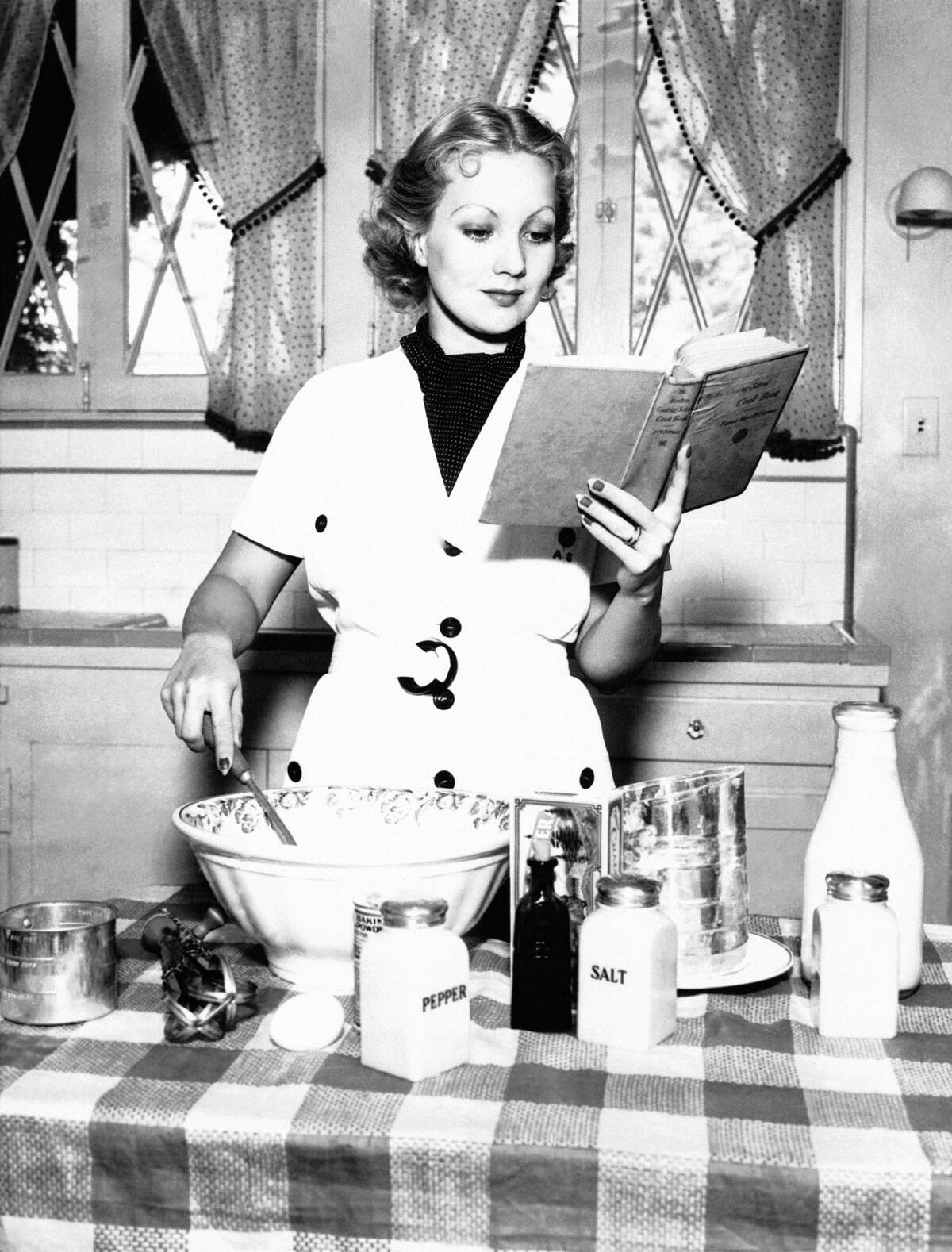 L'actrice Ann Sothern en cuisine
